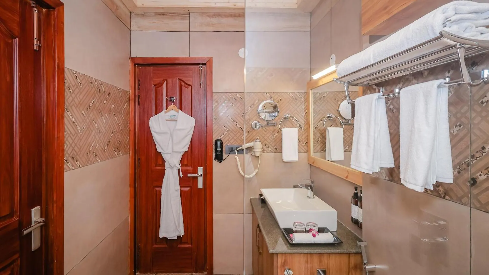 Regenta Resort Mars Valley View Shoghi Σίμλα